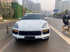 一手车2019年上牌的保时捷卡宴红内饰