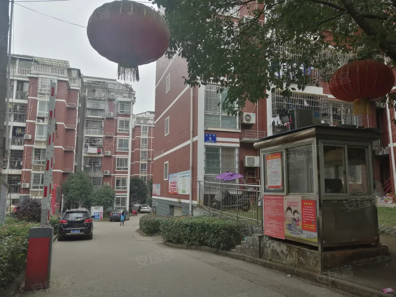 香城中学校门口，学区房低价出售